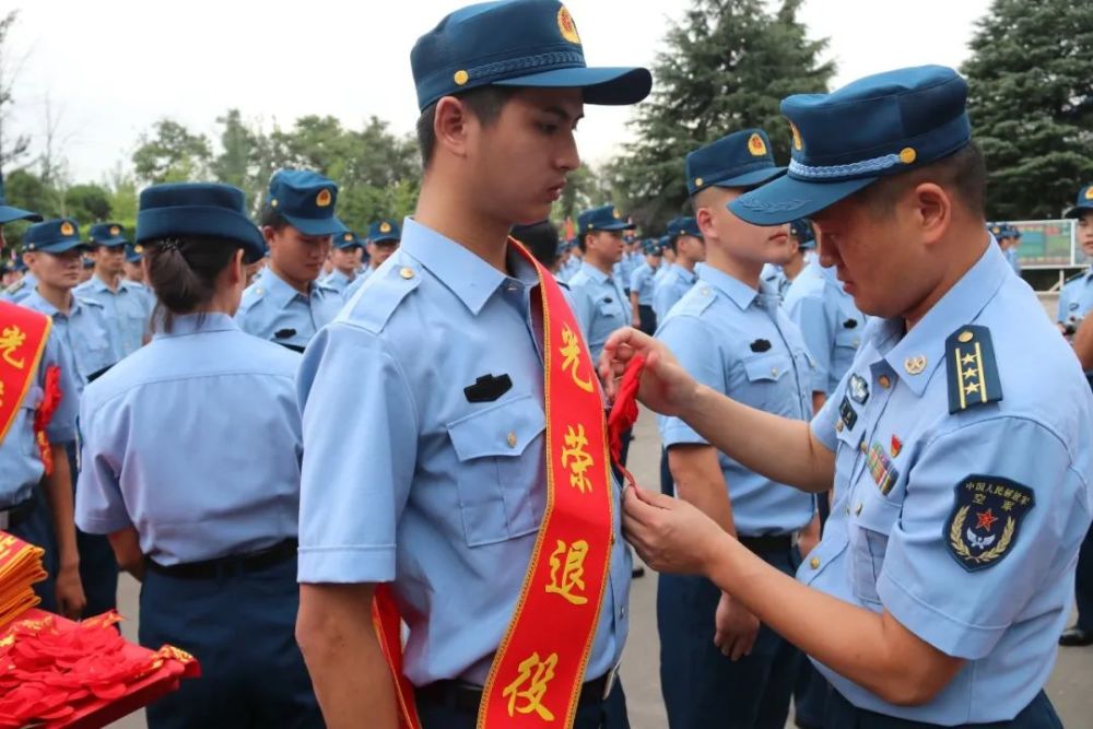 催泪现场卸衔军人最不忍看的一刻