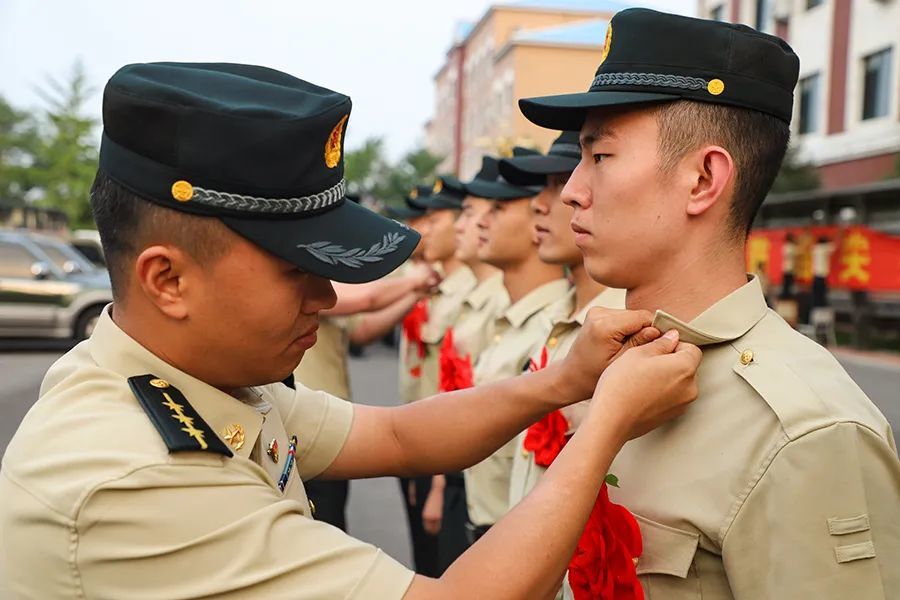 催淚現場卸銜軍人最不忍看的一刻