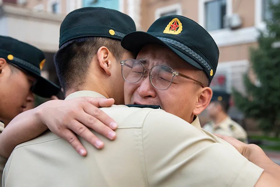 催淚現場卸銜軍人最不忍看的一刻