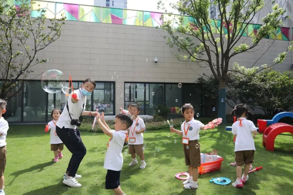 央视新闻直播连线中福会幼儿园前滩部开园