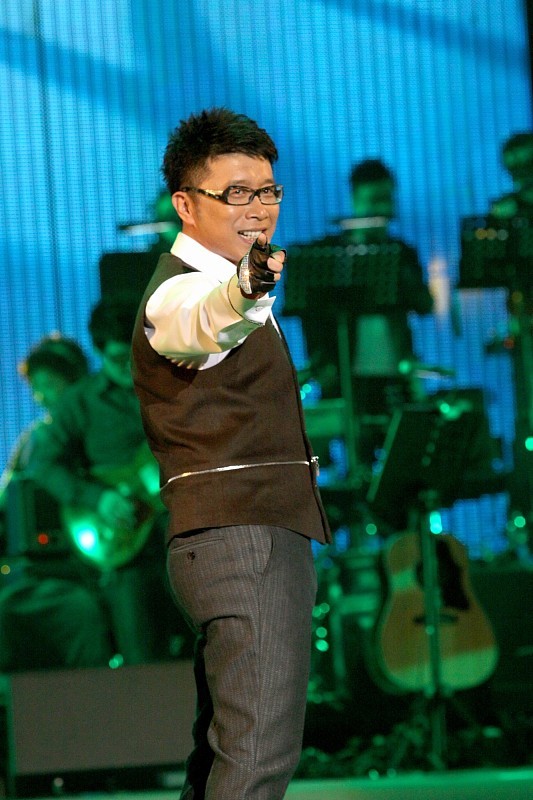 凭借《两只蝴蝶》狂赚2亿4千万的庞龙,后来过得怎么样了?