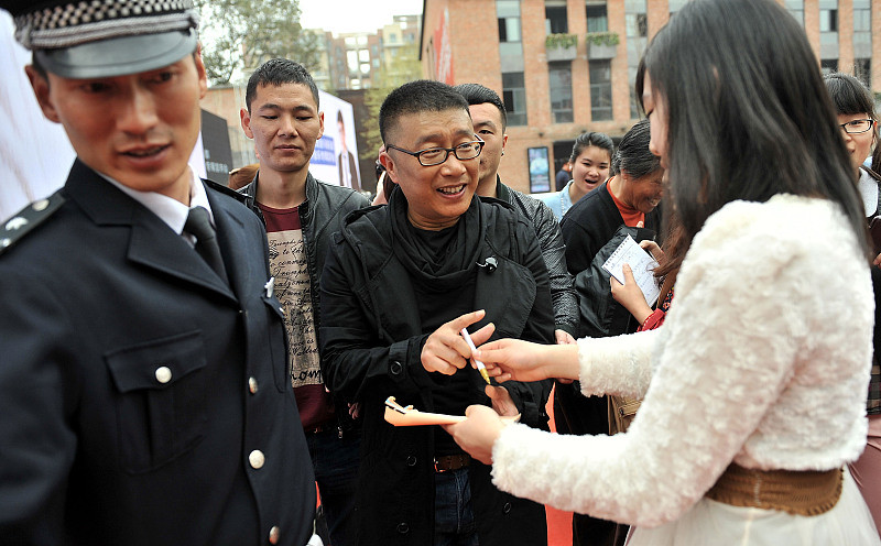 庞龙|凭借《两只蝴蝶》狂赚2亿4千万的庞龙，后来过得怎么样了？