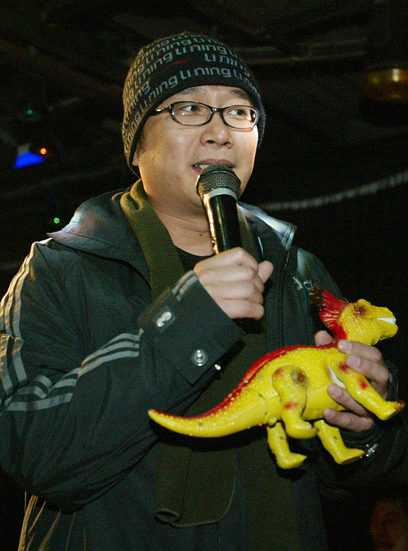 庞龙|凭借《两只蝴蝶》狂赚2亿4千万的庞龙，后来过得怎么样了？