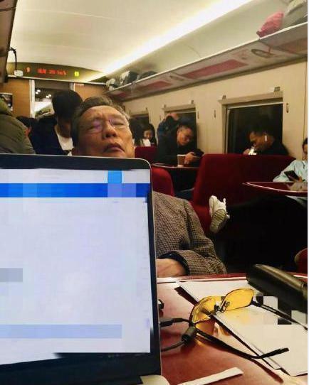 钟南山|钟南山又现身了！开学第一课上秀书法，听到湖北考生志愿眼泛泪光