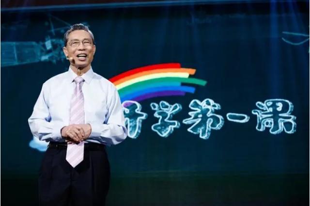 钟南山|钟南山又现身了！开学第一课上秀书法，听到湖北考生志愿眼泛泪光