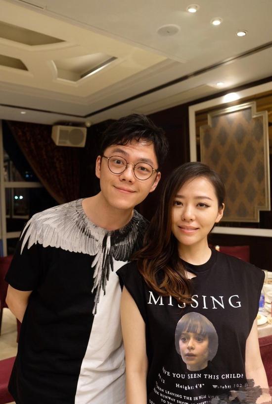 张靓颖|张靓颖携男友现身，一路为粉丝签名接地气，全程获男友护驾超幸福