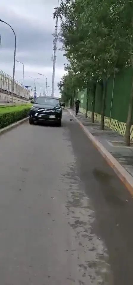 4s店|北京某4S店员工驾无牌新车逆行视频火了，交警通报扣15分