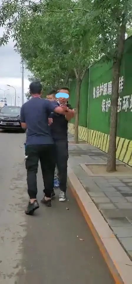 4s店|北京某4S店员工驾无牌新车逆行视频火了，交警通报扣15分
