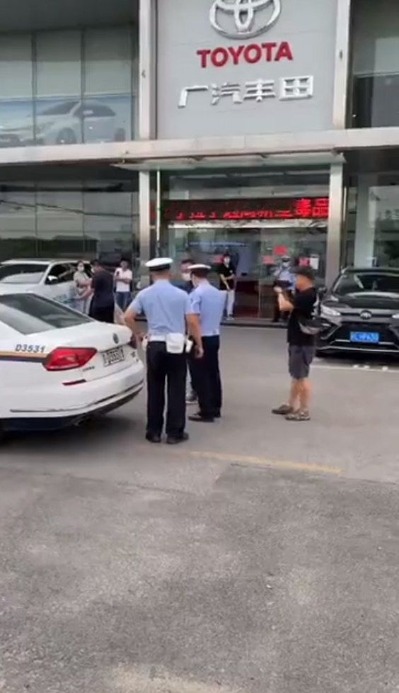 4s店|北京某4S店员工驾无牌新车逆行视频火了，交警通报扣15分