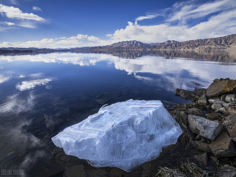 班公湖上的巨型冰块