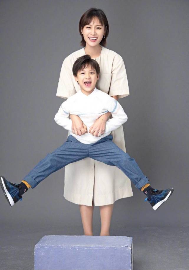 叶一茜携两儿女拍时尚亲子照女儿森碟亭亭玉立气质佳儿子帅气