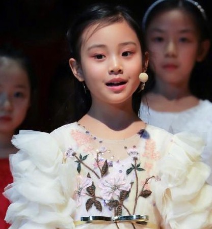 李小璐|李小璐与甜馨自拍，选错滤镜曝光真实状态，皱纹黑眼圈现形，少女感说没就没