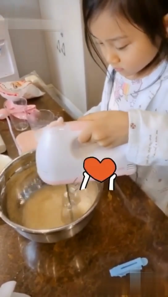 李小璐|李小璐与甜馨自拍，选错滤镜曝光真实状态，皱纹黑眼圈现形，少女感说没就没