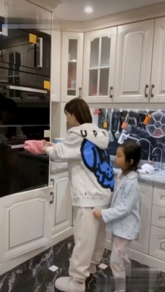 李小璐|李小璐与甜馨自拍，选错滤镜曝光真实状态，皱纹黑眼圈现形，少女感说没就没