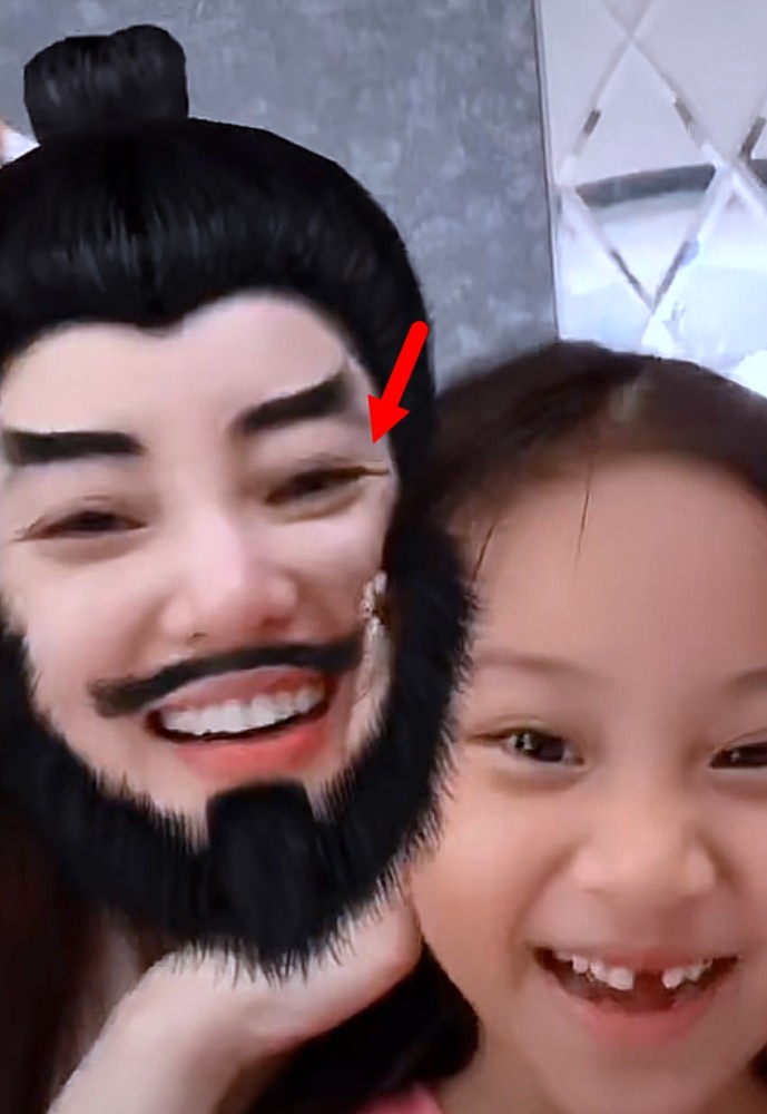 李小璐|李小璐与甜馨自拍，选错滤镜曝光真实状态，皱纹黑眼圈现形，少女感说没就没