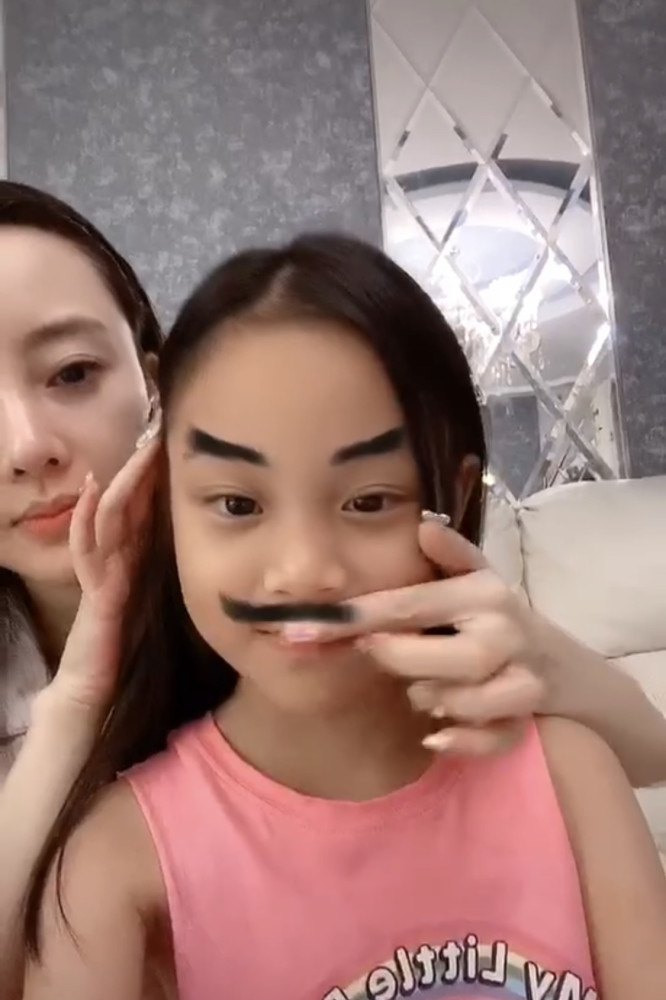 李小璐|李小璐与甜馨自拍，选错滤镜曝光真实状态，皱纹黑眼圈现形，少女感说没就没