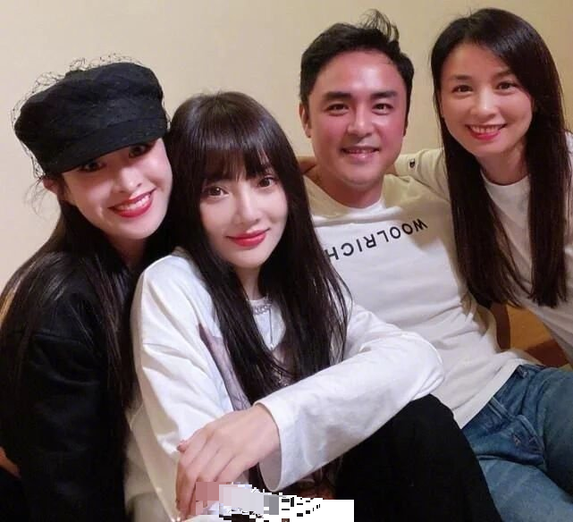 李小璐|李小璐与甜馨自拍，选错滤镜曝光真实状态，皱纹黑眼圈现形，少女感说没就没