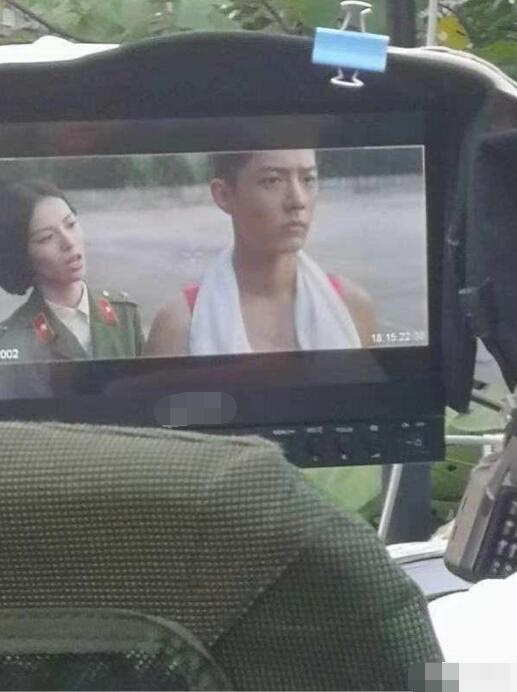 肖战|继大红花照后，疑似肖战《王牌》赤胳膊红背心照被曝，监视器直拍黑了好多