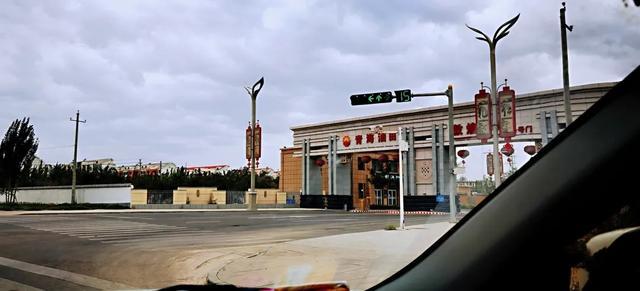 一家四口房车旅行到茫崖市过起了慢生活,顺便打卡恶魔之眼