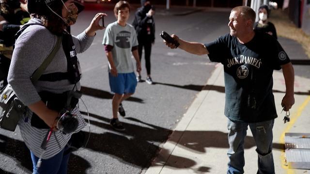 美国共和党代表痛批波特兰市长已经毁这一切随时随地发生枪战