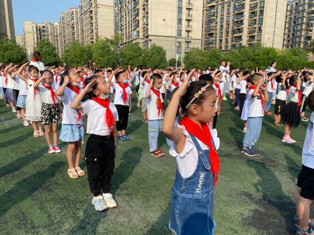 30,升旗仪式正式举行17位升旗手担任护旗手与家长一起依次传递国旗
