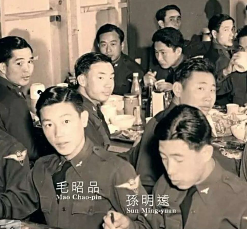 国军空军队员照片,一水的榛子头帅哥总之,在东亚战场上,无论中日两军