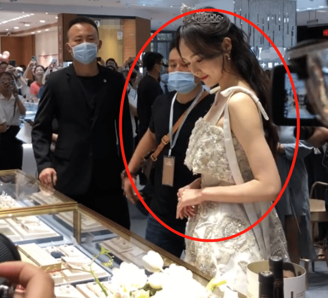 唐嫣|唐嫣最新自拍照曝光婚房陈设，但她怎么瘦得青筋暴起腿如麻杆