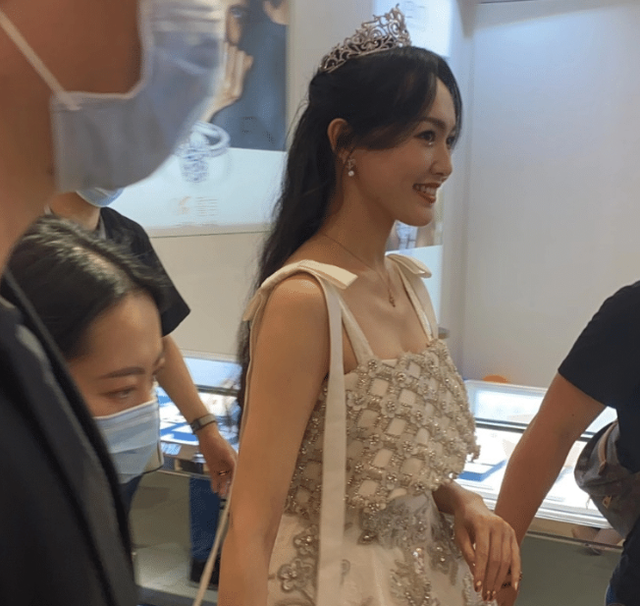唐嫣|唐嫣最新自拍照曝光婚房陈设，但她怎么瘦得青筋暴起腿如麻杆