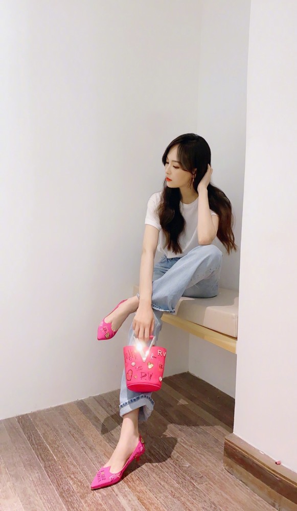 唐嫣|唐嫣最新自拍照曝光婚房陈设，但她怎么瘦得青筋暴起腿如麻杆