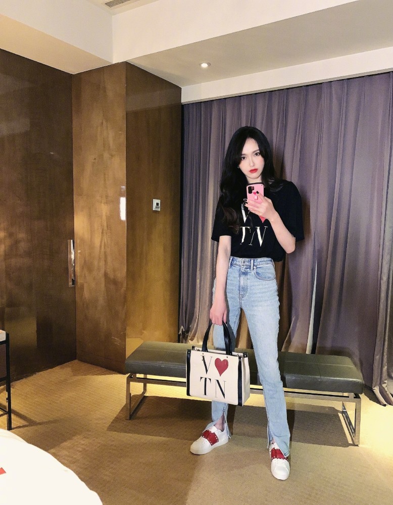 唐嫣|唐嫣最新自拍照曝光婚房陈设，但她怎么瘦得青筋暴起腿如麻杆