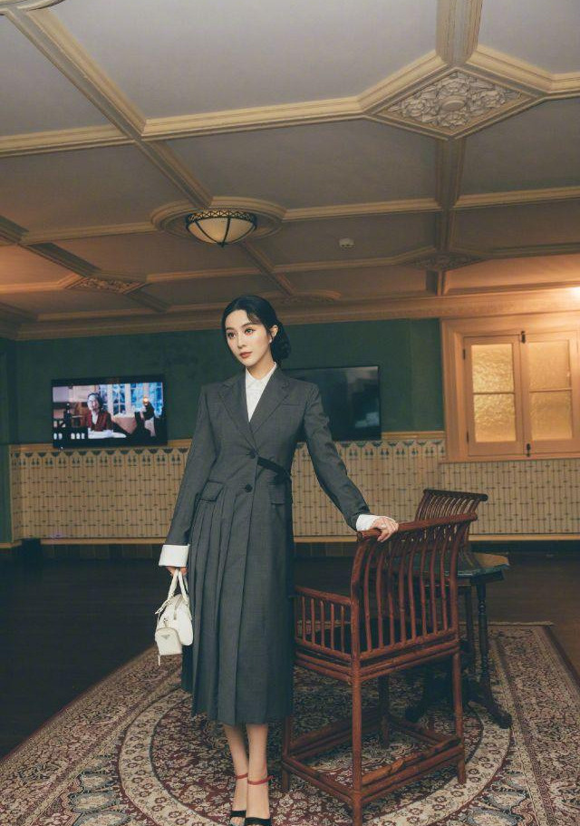 范冰冰|范冰冰着盛装出席宴会，却被宋佳全方面辗轧，网友：精气神没了！