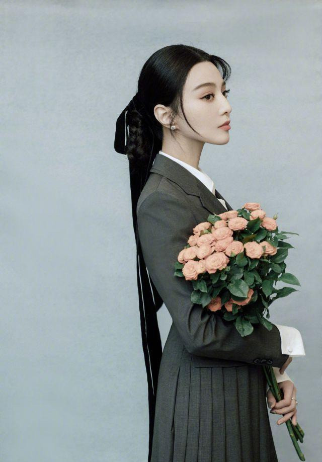 范冰冰|范冰冰着盛装出席宴会，却被宋佳全方面辗轧，网友：精气神没了！