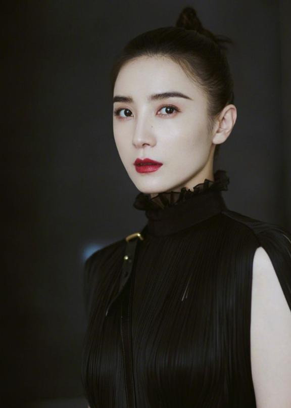 范冰冰|范冰冰着盛装出席宴会，却被宋佳全方面辗轧，网友：精气神没了！