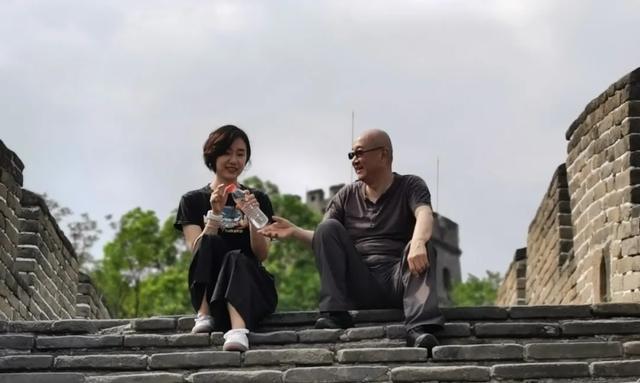 前段时间,冯碧漪正在准备父亲冯仑的一档新节目,其中一期,计划邀请