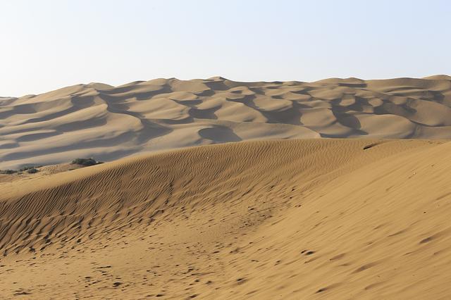中国最牛沙漠公路，全长522公里