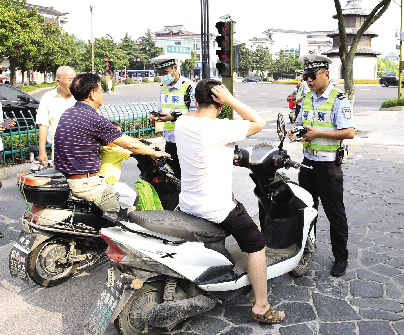 首日查處電動車交通違法行為7113起違規載人問題突出