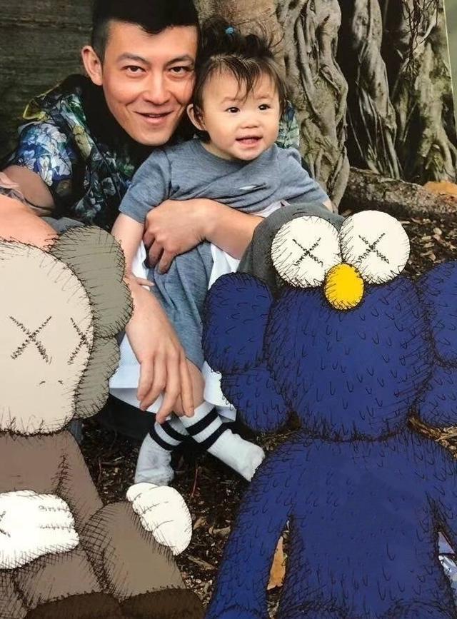 陈冠希|陈冠希晒3岁半女儿萌照，Alaia对镜甜笑显成熟，网友感慨长大了