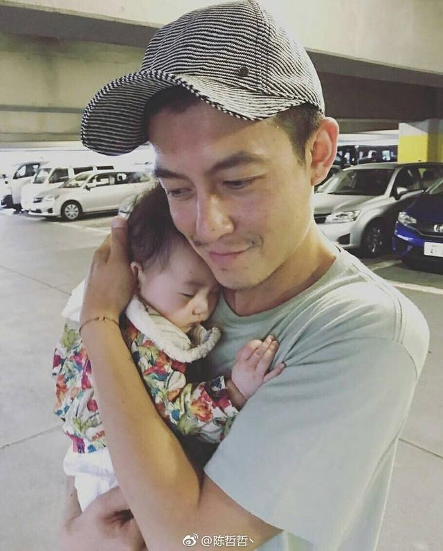 陈冠希|陈冠希晒3岁半女儿萌照，Alaia对镜甜笑显成熟，网友感慨长大了