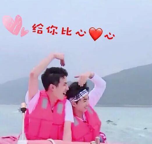 王俊凯|王俊凯刘昊然胡先煦被偶遇，拍戏间隙同游迪士尼，被赞梦幻同框