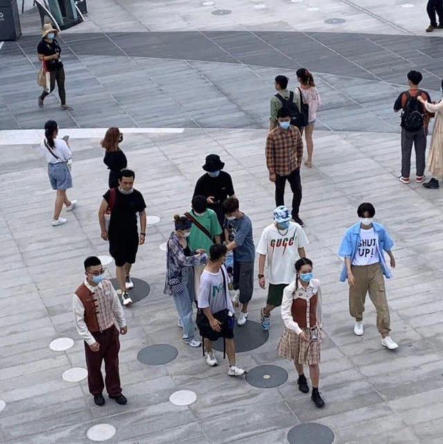 王俊凯|王俊凯刘昊然胡先煦被偶遇，拍戏间隙同游迪士尼，被赞梦幻同框