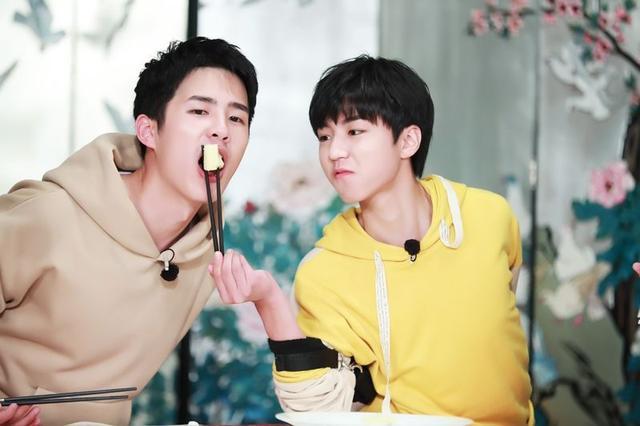 王俊凯|王俊凯刘昊然胡先煦被偶遇，拍戏间隙同游迪士尼，被赞梦幻同框