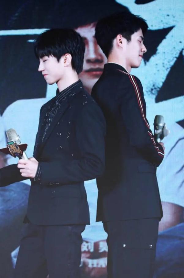 王俊凯|王俊凯刘昊然胡先煦被偶遇，拍戏间隙同游迪士尼，被赞梦幻同框