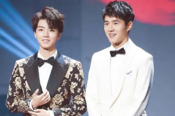 王俊凯|王俊凯刘昊然胡先煦被偶遇，拍戏间隙同游迪士尼，被赞梦幻同框