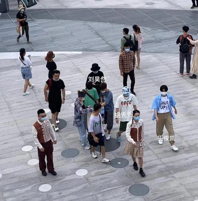 王俊凯|王俊凯刘昊然胡先煦被偶遇，拍戏间隙同游迪士尼，被赞梦幻同框