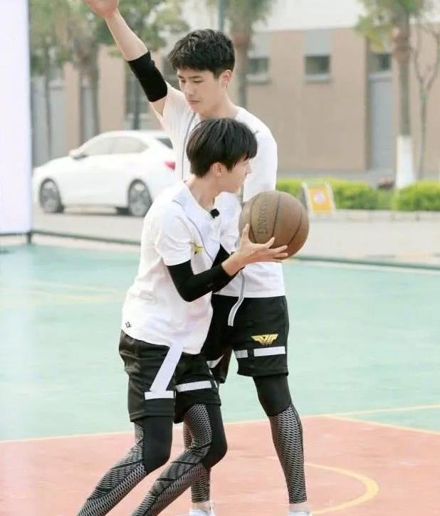 王俊凯|王俊凯刘昊然胡先煦被偶遇，拍戏间隙同游迪士尼，被赞梦幻同框