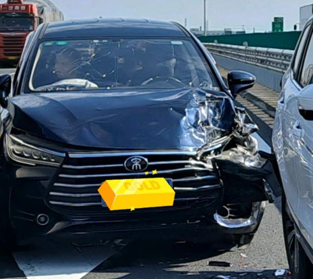 比亚迪宋max追尾长安suv,看到差距后,网友:打脸中保研?