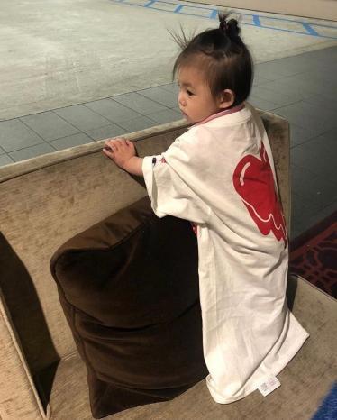 陈冠希|陈冠希女儿接新代言，Alaia长发披肩坐椅子上抿嘴笑好可爱