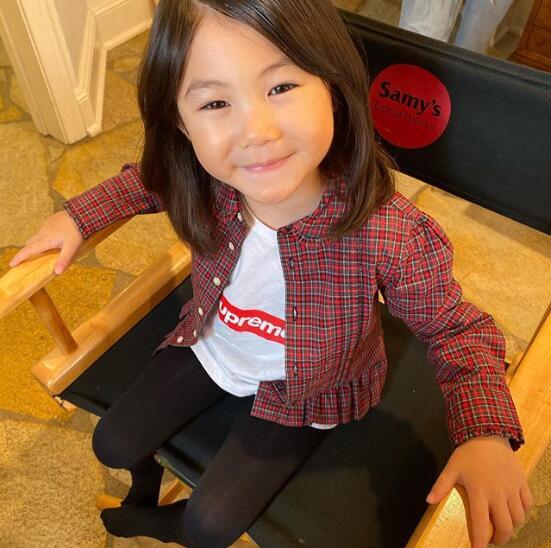 陈冠希|陈冠希女儿接新代言，Alaia长发披肩坐椅子上抿嘴笑好可爱