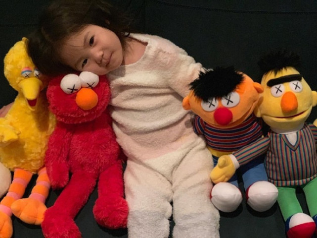 陈冠希|陈冠希女儿接新代言，Alaia长发披肩坐椅子上抿嘴笑好可爱