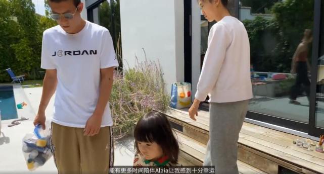 陈冠希|陈冠希女儿接新代言，Alaia长发披肩坐椅子上抿嘴笑好可爱